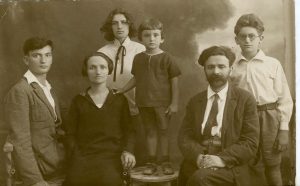 משפחת הלפרין מימין לשמאל: צבי רין, יחיאל היילפרין, עוזי אורנן, מירי דור, פנינה הלפרין, יונתן רטוש